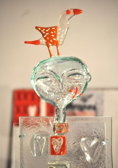 Роксолана Худоба. Скульптура «Двоє з птахом»(фрагмент), 2013. Скло, гута, фьюзінг.