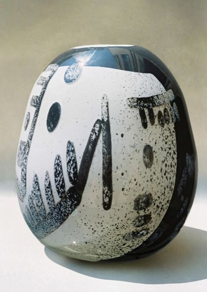 Орест Принада. Декоративна ваза із серії «Дорослі ігри», 2000. Скло, гутна техніка